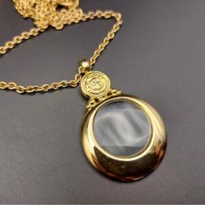 LIZ CLAIBORNE - Vintage magnifying glass pendant, gold plated on a 36" chain